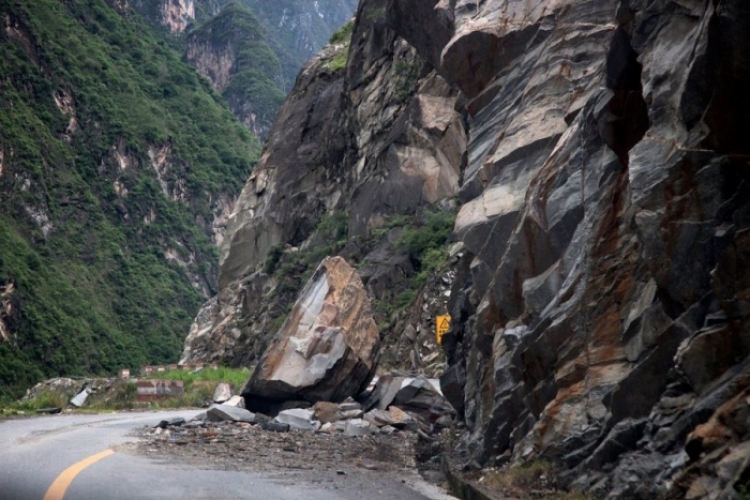 Tërmeti 5.1 ballë, shkëputet masivi shkëmbor në aksin Valbonë-Bajram Curri dhe bie mbi një automjet tip Land Rover, 4 shtetasit kosovarë jashtë rrezikur për jetën