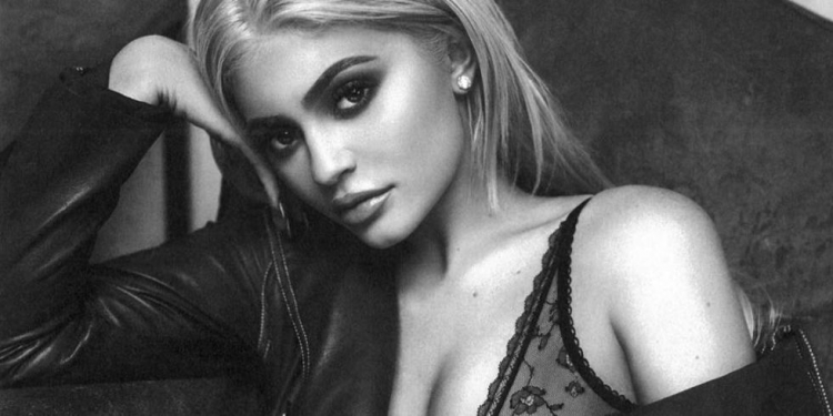 Kylie Jenner jep një puthje të pazakontë [FOTO]