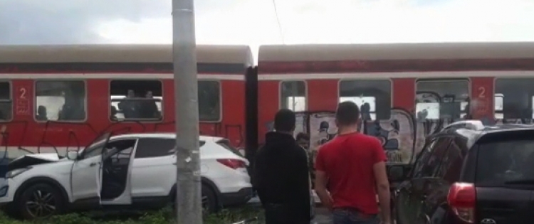 Aksident në Lezhë, treni përplas makinën  [FOTO]
