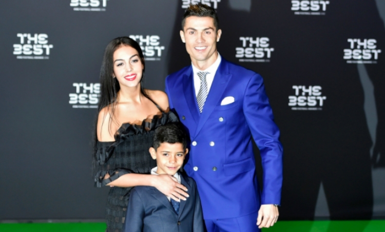 Krejt papritur Cristiano Ronaldo bëhet baba i i dy binjakëve, ja emrat e tyre [FOTO]