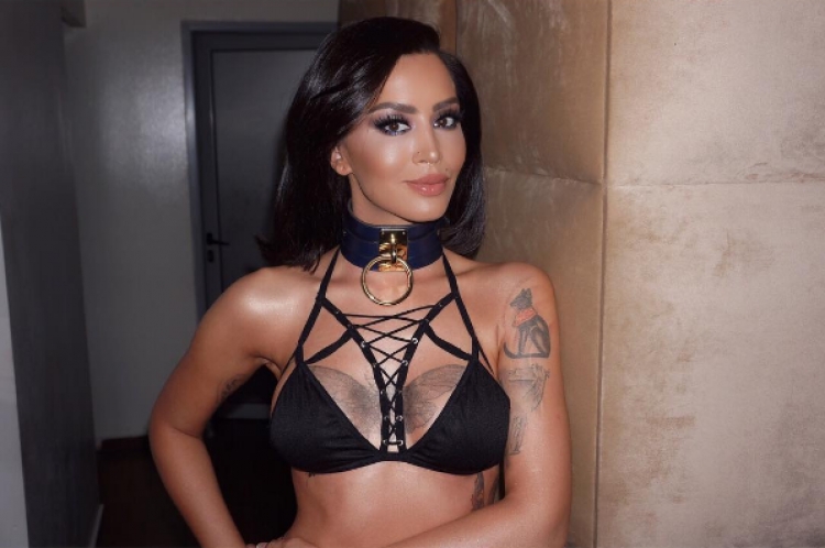 Dafina Zeqiri ekspozon  të pasmet,  por mbulon fytyrën e personit në shtrat [FOTO]