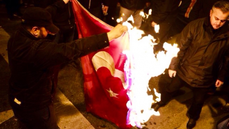 Ankaraja reagon ashpër pas djegies së flamurit turk në Athinë