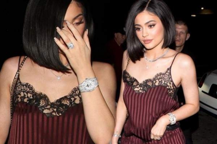 E dini kuptimin e vërtetë të unazës që Kylie Jenner e mban në gishtin e martesës? [FOTO]