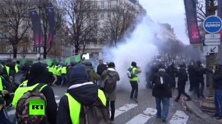 Populli francez në rrugë! Përleshet me policinë, arsyeja…[FOTO]