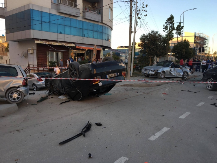 Aksident i frikshëm në Vlorë, përplasen 4 makina, njëra përmbyset
