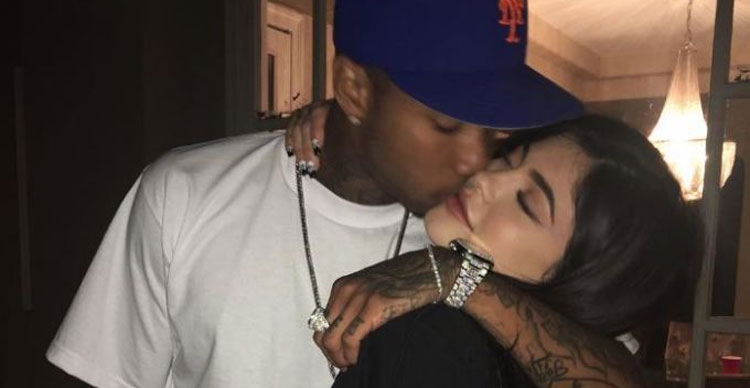 Kylie poston një Snapchat përvëlues...shtrirë sipër Tyga-s! [VIDEO]