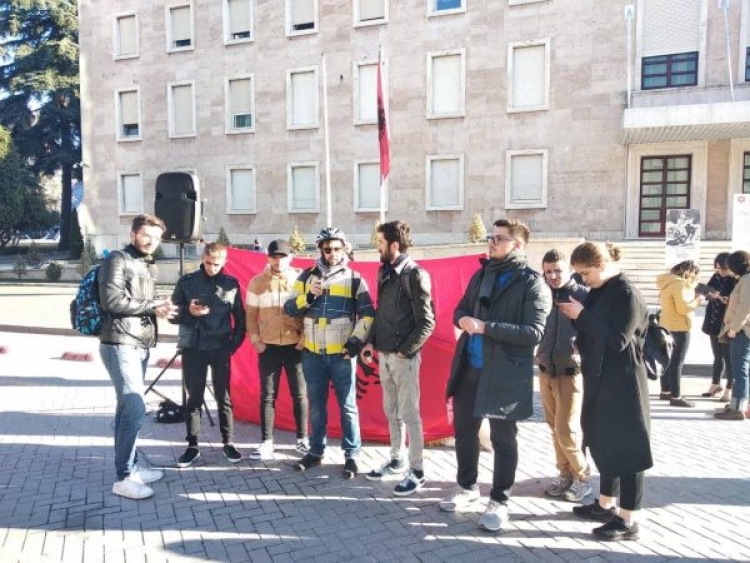 Studentët nuk heqin dorë nga Shkodra dhe Korça në këmbë drejt Tiranës