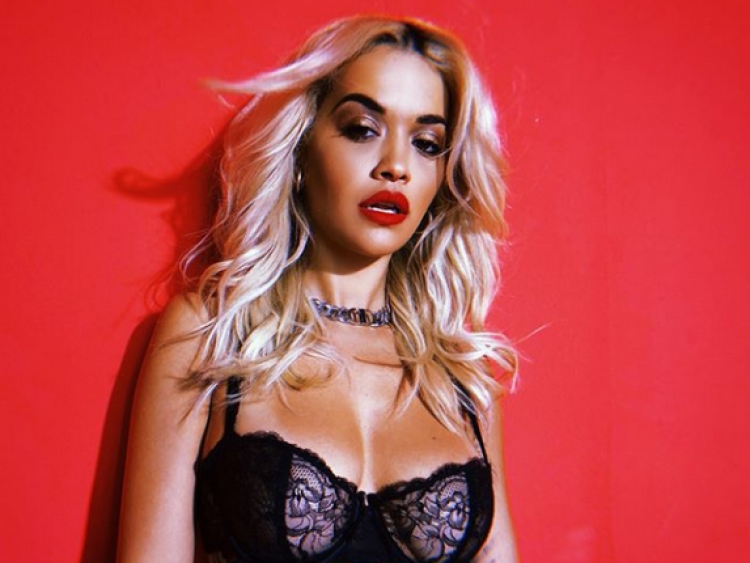 Rita Ora hap kasafortën! A gjeni dot se çfarë ka brenda? E zbuloni vetëm këtu... [VIDEO]