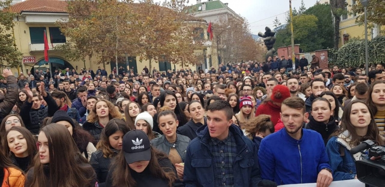 PROTESTA/ Studentët zhvendosën drejt Kryeministrisë