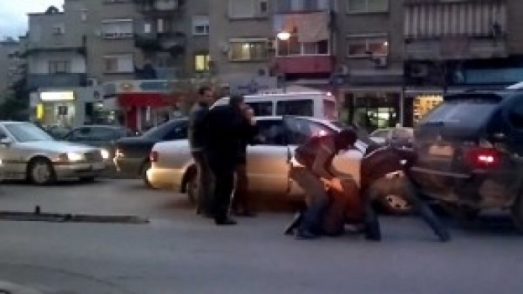 Korçë, policia ka vënë në pranga tre persona, Eduart Xhemollari, 25 vjeç, Jani Xhemollari, 48 vjeç, Marenglen Bollguri, 27 vjeç kushërinj mes tyre, pasi tentuan të vrisnin me sende të forta një 27-vjeçar me iniciale E.B