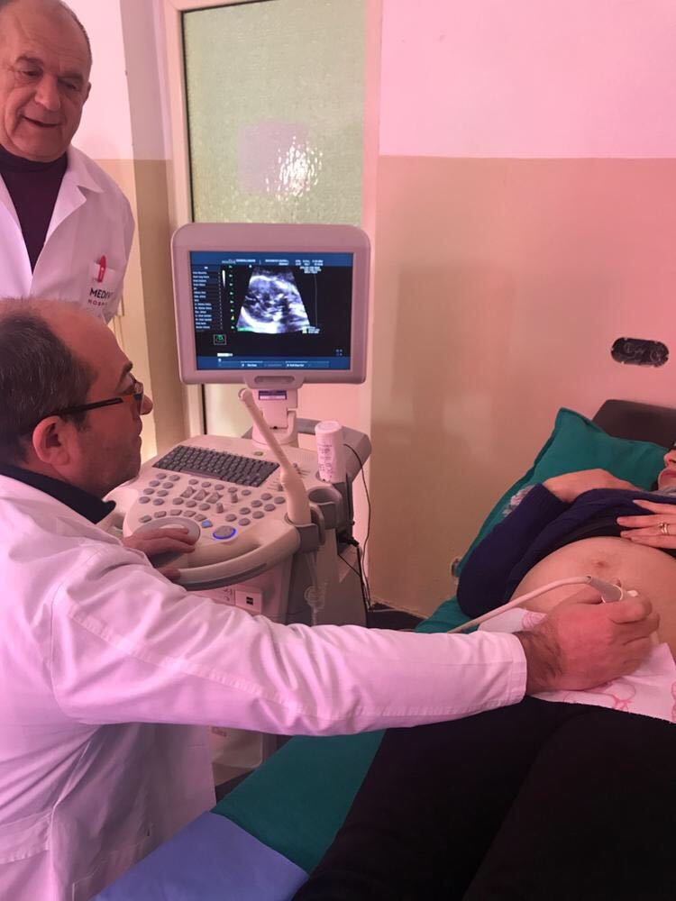 Mjekët e “Koço Glozhenit” asistojnë në lindjen e nënës në Burrel: Vjen në jetë fëmija 4200 gr [VIDEO]