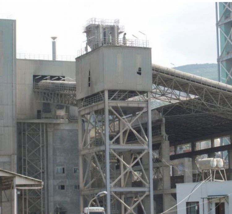 Tragjedi në fabrikën e çimentos në Elbasan, dy punëtorë mbulohen nga çimentoja