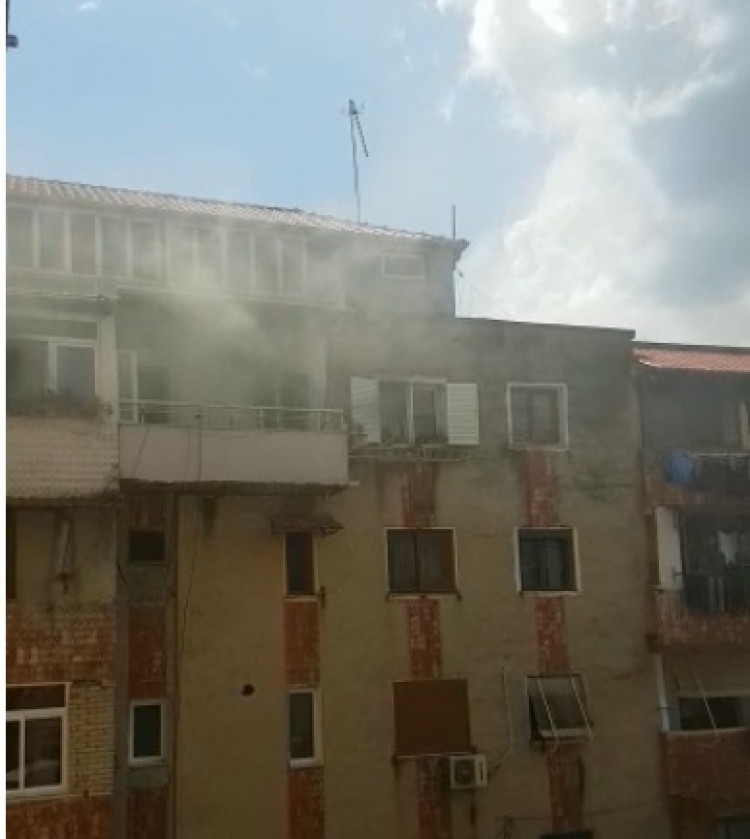 Përfshihet nga flakët kati i fundit i një pallati në Elbasan. Fatmirësisht janë regjistruar vetëm dëme materiale