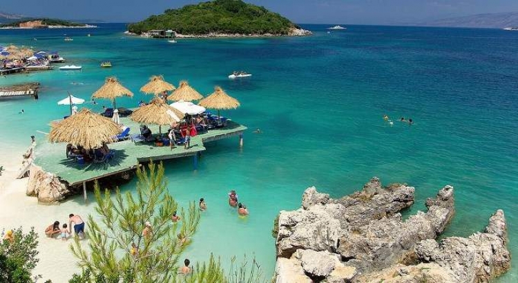 Teksa ne ''vdesim'' të pushojmë në ishujt grekë, vetë grekët zgjedhje të parë kanë Shqipërinë