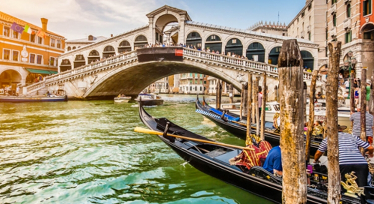 Në përpjekje për të ruajtur ''traditën'', ja çfarë bëjnë disa gra në Venecia
