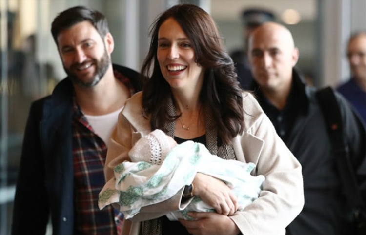 Jancinda Ardern, Kryeministrja e Zelandës së Re, pasi mbajti foshnjën në parlament GODET sërish! Vendos të shpallë…[FOTO]
