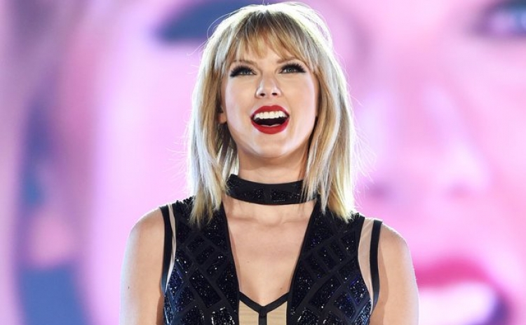 Taylor Swift nuk i shpëton trendit “Mannequin Challenge” [VIDEO]