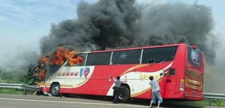 Merr flakë autobusi, vdesin 26 persona