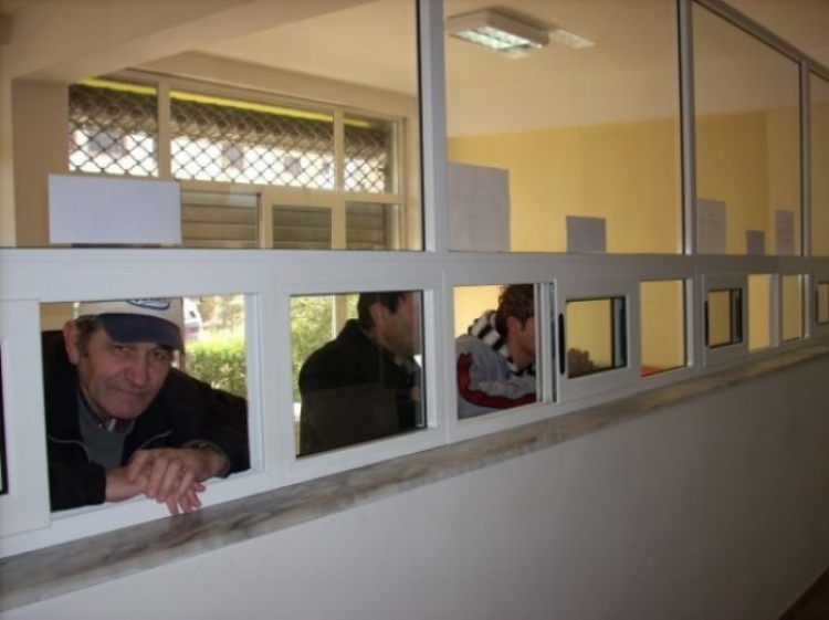 Kaos në zyrat e gjendjes civile, bllokohet puna prej dy orësh