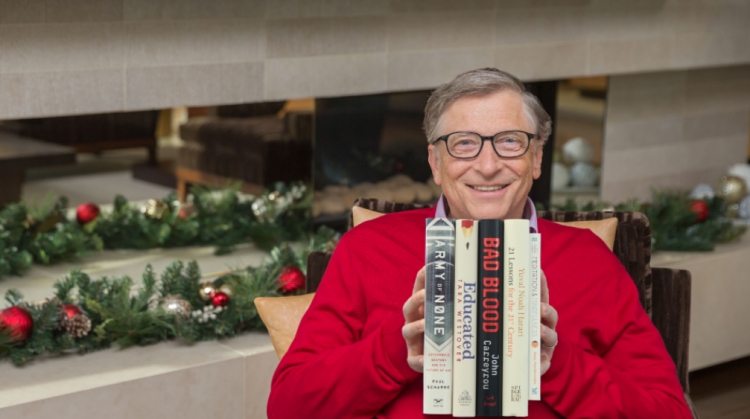 Bill Gates publikon listën e tij, ja 5 librat që duhen lexuar