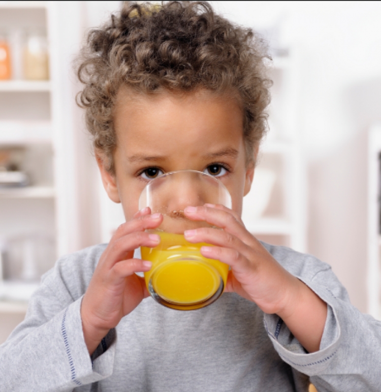 Lëngje frutash në mëngjes për fëmijët, 'bie' miti, çfarë rrezikohet