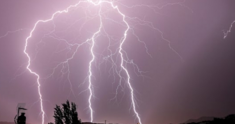 Stuhi të frikshme dhe kaos në Spanjë, 9 mijë rrufe godasin Madridin! Rrezikon edhe Ballkani nga moti i keq? [VIDEO]