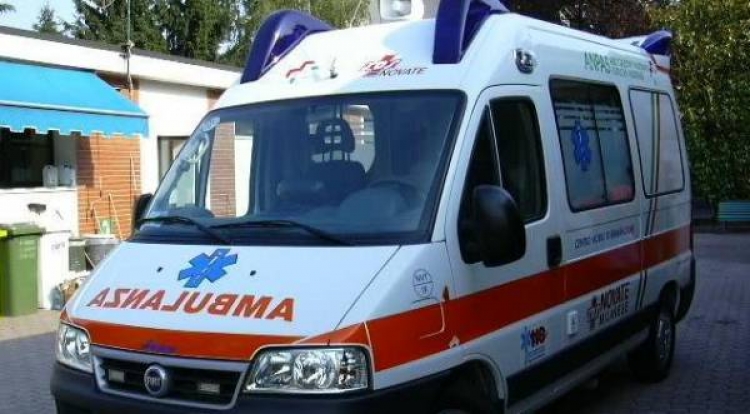 Autoambulanca aksidenton gruan në Tiranë, e transporton në spital