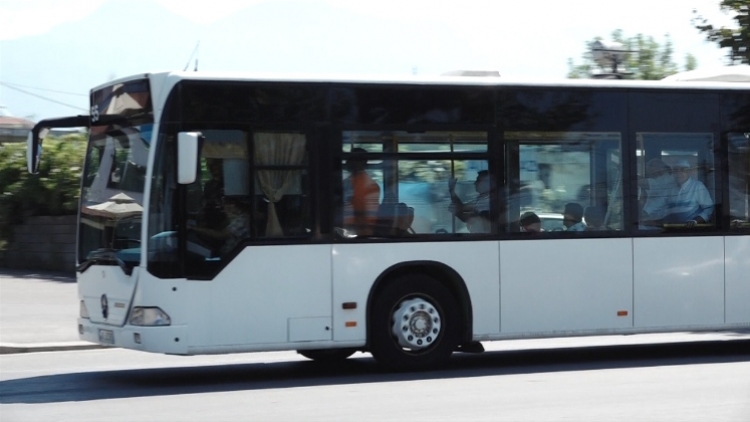 Udhëtimi me autobusë në ditë me temperatura të larta pa kondicionerë, ankohen pasagjerët [VIDEO]