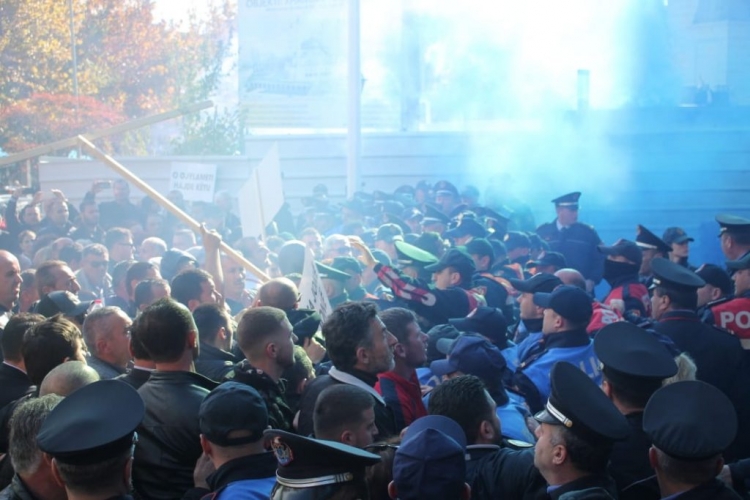 Protestuesit e opozitës hedhin shashka dhe flakadanë drejt Parlamentit