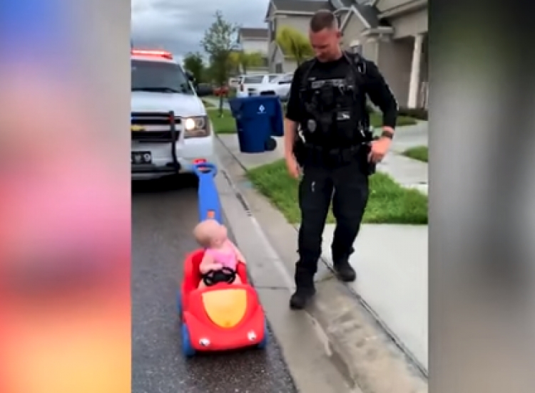 Thyen rregullat e qarkullimit, babai-polic ndalon vogëlushen në timon [VIDEO]