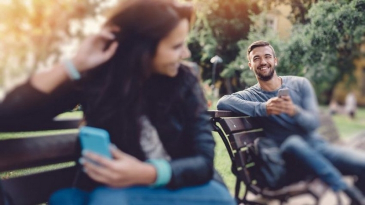 5 shenjat që tregojnë se miku i ngushtë ndjen diçka më shumë për ju