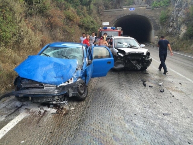 Aksident në tunelin e “Qafë Krrabës” në Elbasan, bllokohen brenda në makinë disa persona