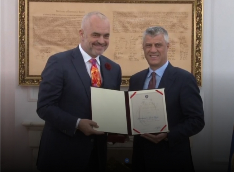 Kryeministri Edi Rama nderohet në Kosovë me “Medaljen e Pavarësisë”
