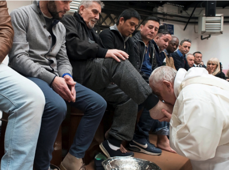 Papa Françesku përulet para të burgosurve, u lan dhe u puth këmbët [FOTO]