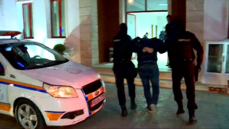 Festuan Vitin e Ri duke hedhur i lëndë plasëse në oborr komshiut, policia arreston dy të rinjtë në Shkodër