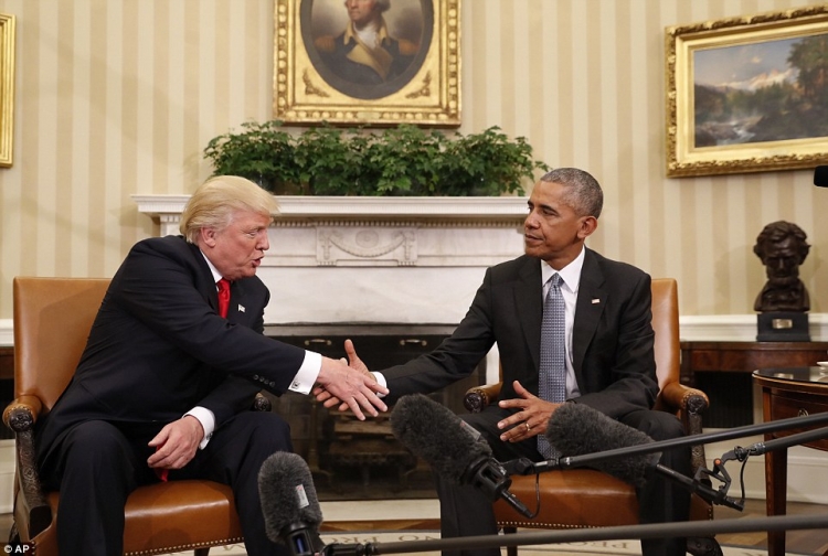 Takimi i parë mes tyre, Obama dhe Trump shtrëngojnë duart në Shtëpinë e Bardhë [FOTO]