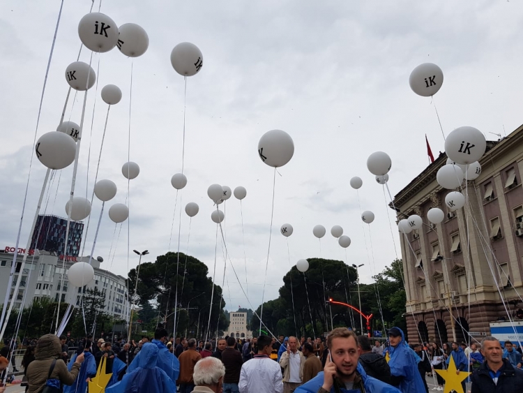 Nis protesta/ 'Rama Ik', qielli mbushet përsëri me mesazhe, ''yjet'' e Europës risia e re e  opozitës