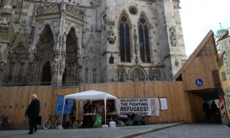 Çuditen turistët! 40 shqiptarë “ngujohen” në katedrale në Gjermani. Ja pse...[FOTO]