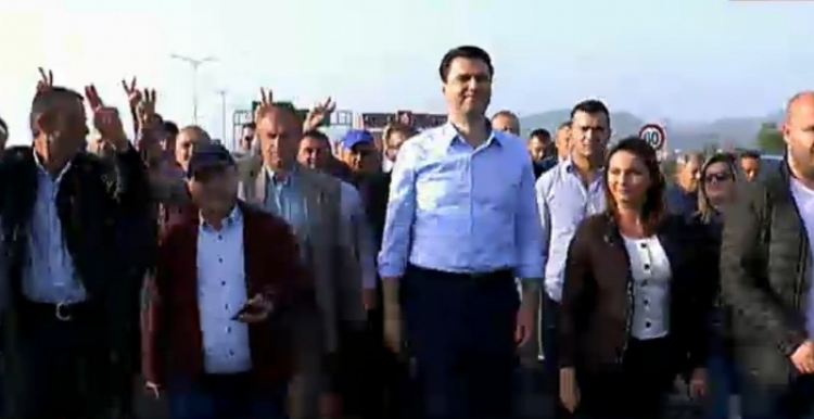 Bllkohohet autostrada e Veriut/ Fillon tubimi i opozitës në Milot, Basha përkrah protestuesve