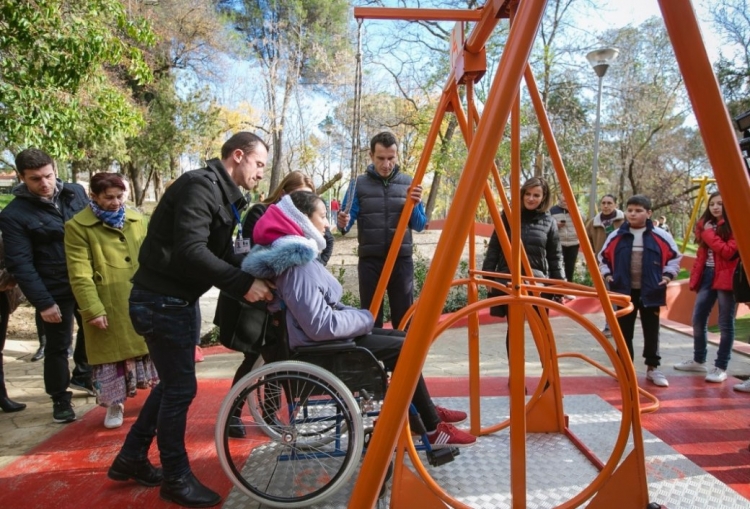 Bashkia e Tiranës lodra të veçanta për fëmijët me aftësi ndryshe
