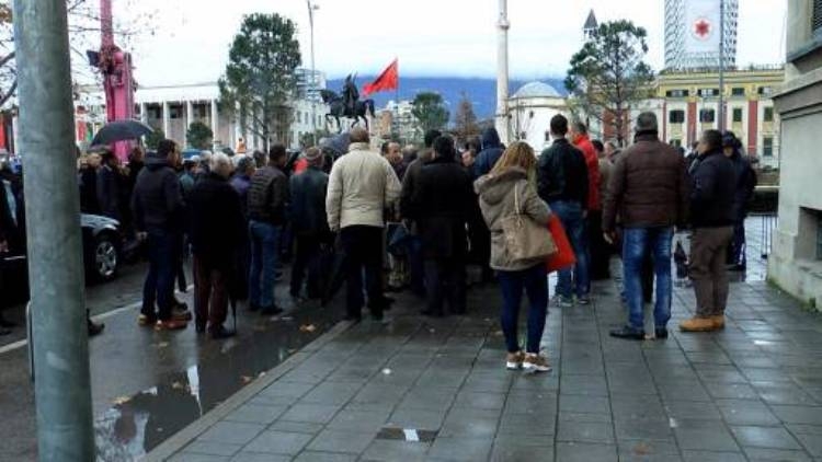 Ministri i Energjitikës, Damian Gjiknuri ka nisur një takim me 6 përfaqësues të naftëtarëve të Fierit të cilët kërkojnë që tu hidhen pagat dhe siguracionet e prapambetura dhe uzina të rifillojë punën