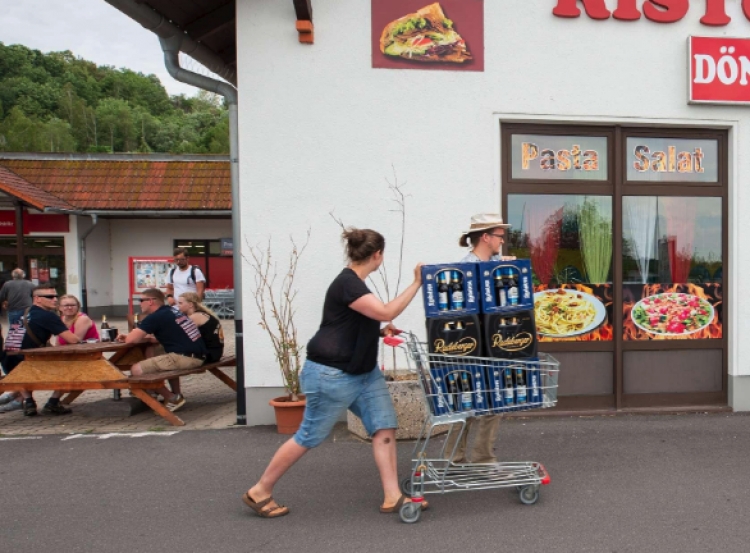 Banorët e qytetit blejnë të gjithë birrën në supermarkete, synimi, të bojkotohej festivali