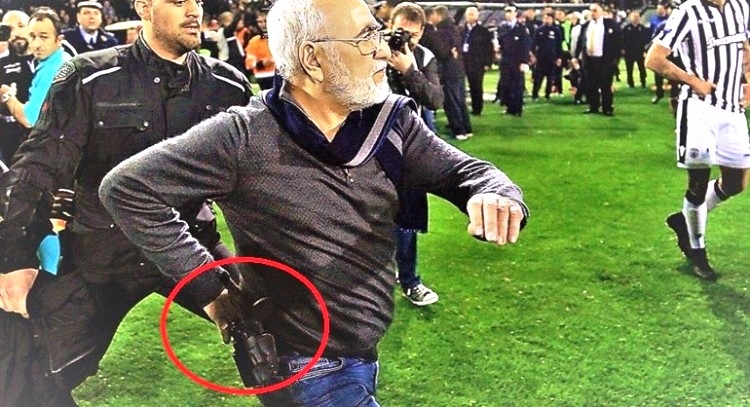 Hyri në fushë me pistoletë në brez pas anulimit të golit, vjen reagimi i parë i presidentit të PAOK-ut