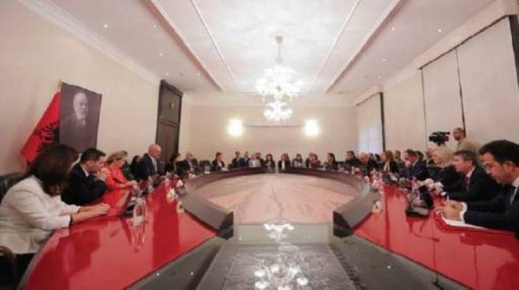 Vendimi i Qeverisë, 27 nëntori është pushim për administratën