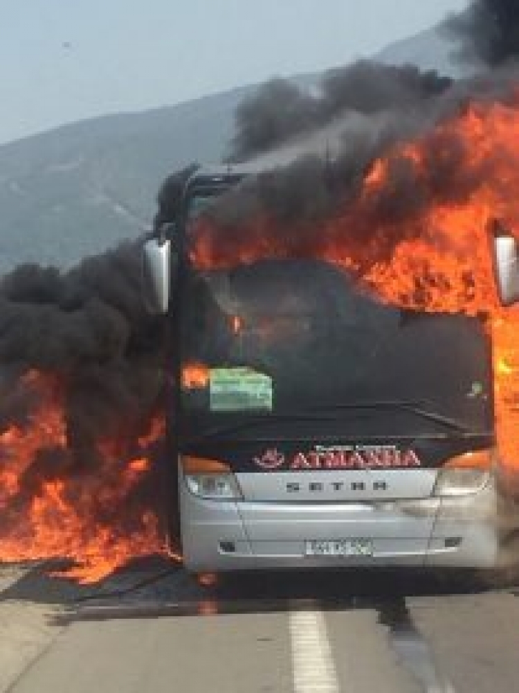 Merr flakë në lëvizje e sipër autobusi i Kosovës [FOTO]