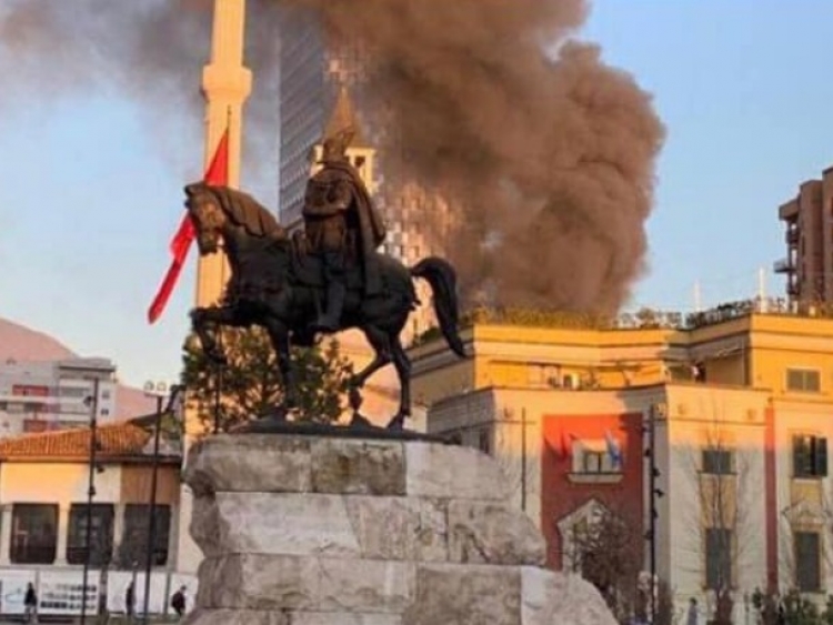 Zjarr në afërsi të ‘Kullës së Sahatit’, Tirana mbulohet nga shtyllunga tymi alarmohen banorët
