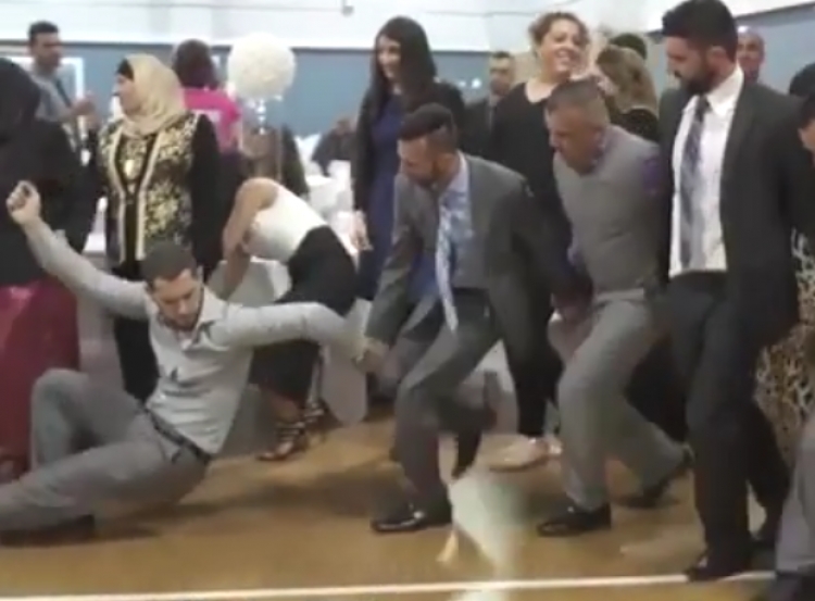 Vallja tradicionale arabe që çdo i huaj dështon për ta mësuar [VIDEO]