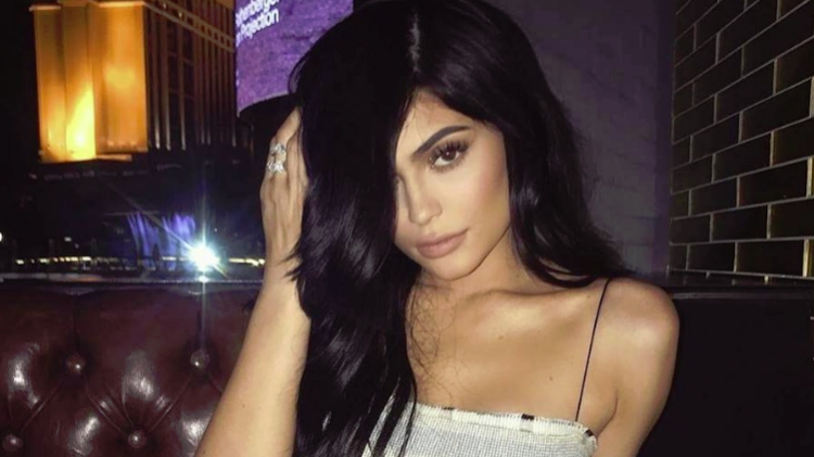 Kylie Jenner është në një lidhje me reperin e njohur pas ndarjes nga Tyga dhe provat janë këtu… [FOTO / VIDEO]