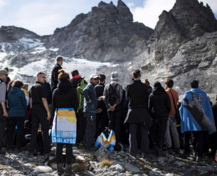 Për natyrën! Zvicerianët zhvillojnë një funeral për zhdukjen e akullnajës [FOTO]