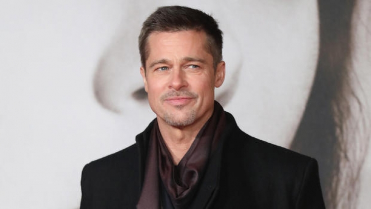 Brad Pitt i i pavendosur! Harron Angelina Jolie, këto dy femra seksi “i marrin mendjen” [FOTO]